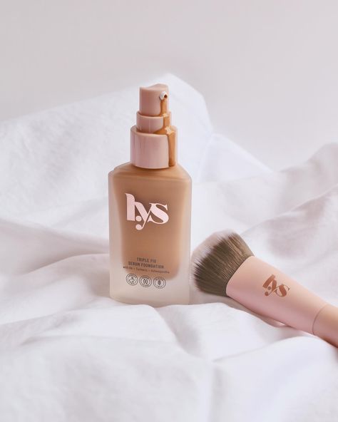 Media Source: https://www.instagram.com/p/CrJncQ5PMA8/  This duo by lysbeautyofficial is absolutely perfection ♥️  Who has tried this foundation? 🙋🏽‍♀️ . . . . . . . . . #lys #lysbeauty #texture #productphotography #digitalmarketing #ugc #ugccreator #ugccommunity #flatlay #ａｅｓｔｈｅｔｉｃ #aesthetic #clean #sephora #shop #luxury #makeupbrushes #trendy #cleanaesthetic ( #📷 @trendsbydaisy ) Ugc Content Ideas, Flatlay Aesthetic, Ugc Content, Aesthetic Clean, Content Ideas, Aesthetic Aesthetic, Makeup Brushes, Sephora, Serum