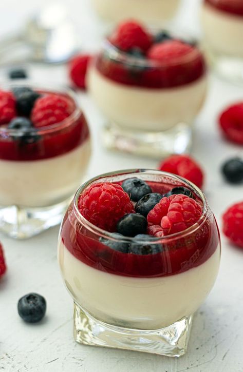 Pana Cotta Recipe Desserts, Catering Dessert Ideas, Dessert Fruits Rouges, Desert Fruit, Dessert Parfait, Panna Cotta Recipe, Jello Desserts, Dessert Aux Fruits, Tart Baking