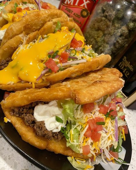 Taco Bell Chalupa, Soul Food Dinner, Food Goals, Taco Bell, Food Obsession, Interesting Food Recipes, Pretty Food, Food Cravings, Frying