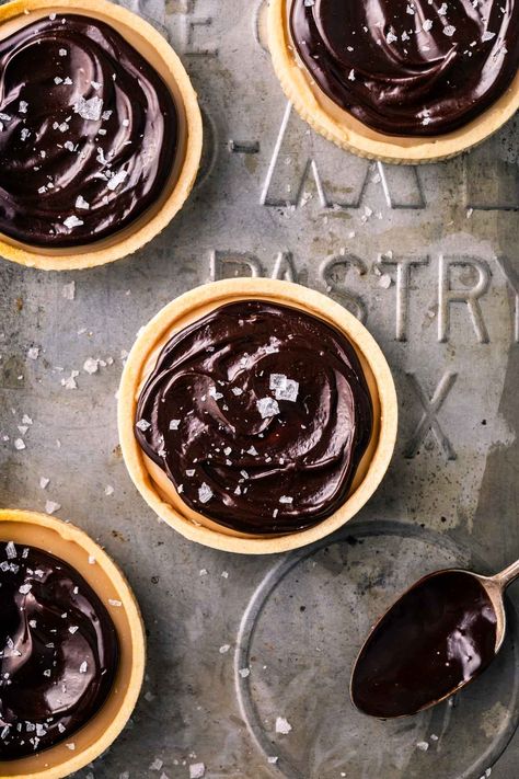 Salted Caramel Tartlets, Caramel Tartlets, Dark Chocolate Tart, Salted Caramel Chocolate Tart, Chocolate Caramel Tart, Tartlets Recipe, Cinnamon Caramel, Spiced Fruit, Caramel Tart