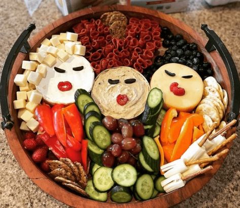 21 Easy Halloween Charcuterie Board Ideas Small Halloween Charcuterie Board, Halloween Food Board Ideas, Halloween Food Board, Easy Halloween Charcuterie Board, Spooky Charcuterie Board, Hocus Pocus Charcuterie Board, Halloween Charcuterie Boards, Hocus Pocus Charcuterie, Charcuterie Board Halloween