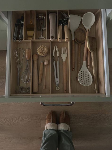 Dry Food Organization, Kitchen Utensils Storage Ideas, Dishware Organization, Kitchen Drawer Organizing, House Organisation, Dream Apartment Decor, Kitchen Drawer Organization, Kitchen Organisation, Future Apartment Decor