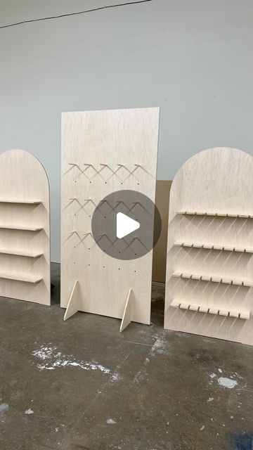 Party Favor Wall Ideas, Diy Pop Up Display, Peg Board Pop Up Display, Wedding Display Wall, Treat Wall Diy, Diy Wood Champagne Wall, Pop Display Design, Arch Pegboard Display, Diy Collapsible Wood Backdrop