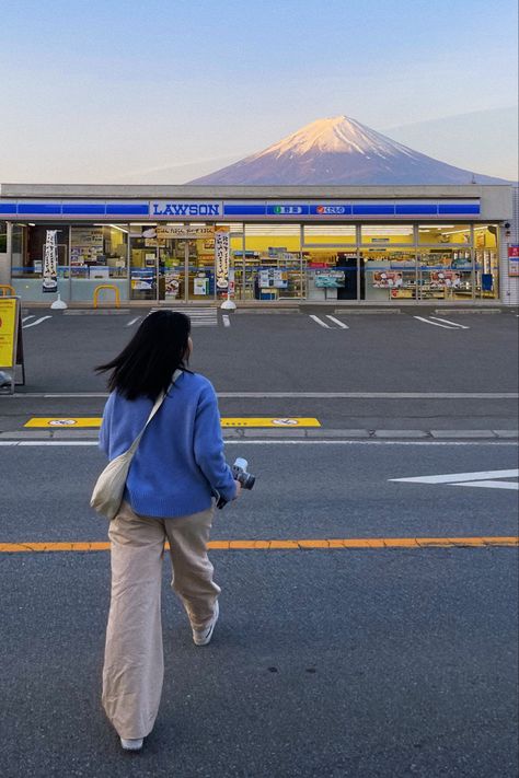 Fuji-san mt.fuji lawson must see bucket list fuji Lake Kawaguchi Mt Fuji Photoshoot, Japan Instagram Photos Summer, Lawson Mt Fuji, Working In Japan, Tokyo Inspo Pics, Japan Photo Inspiration, Japan Inspo Pics, Seoul Photo Ideas, Tokyo Instagram Pictures