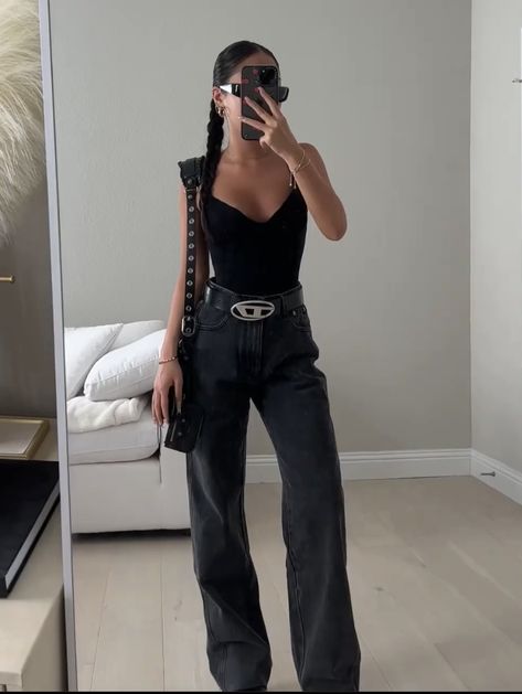 Gen Z Black Outfit, Dark Feminine Outfits Summer, All Black Outfit Aesthetic, Edgy Minimalist Style, Outfits Thrift, Edgy Minimalist, Corset Fashion Outfits, Feminine Casual, Outfits Con Jeans