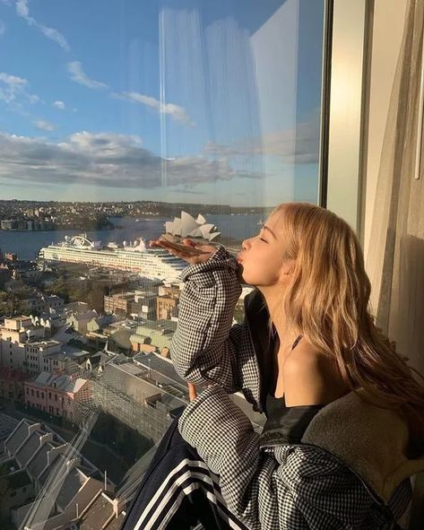 BLACKPINK's Rosé is such a visual and vocal queen! Here are 10 times Rosé stepped out into the warm sun, and impressed everyone with her visuals! Rosé Instagram, Rosé Aesthetic, Park Rosé, Rose Park, Rose Icon, Rose Photos, Park Chaeyoung, Rosé Blackpink, 인물 사진