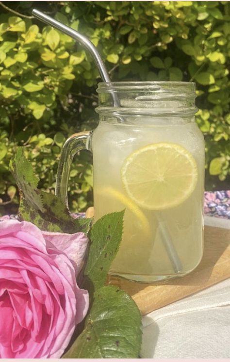 Pretty Lemonade, Fancy Lemonade, Ginger Lemonade Recipe, Aesthetic Lemonade, Spring Lemonade, Lemonade Aesthetic, Party Lemonade, Drinks Lemonade, Iced Lemonade