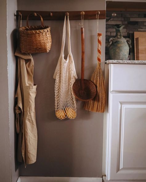 Kitchen Apron Hanging Ideas, Peg Wall Bedroom, Kitchen Wall Hooks Ideas, Peg Rack Kitchen, Kitchen Apron Storage, Peg Hooks Kitchen, Peg Wall Kitchen, Peg Board In Kitchen, Kitchen Rod With Hooks Decor