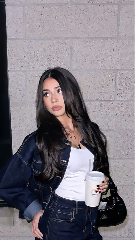 Dark Long Hair Layers, Long Layers Haircut Dark Hair, Black Hair Outfits Aesthetic, Outfits That Go With Black Hair, Dark Brown Hairstyles Long, Latina Haircuts Long, Long Black Hair Latina, Latina Layered Hair, Haircut For Long Hair With Layers Straight Dark Brown