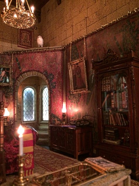 Harry Potter Gryffindor common room Harry Potter Common Room, Hery Potter, Gryffindor Common Room, Gryffindor Pride, Stile Harry Potter, Glume Harry Potter, Gryffindor Aesthetic, Harry Potter Wall, Harry Potter Bedroom