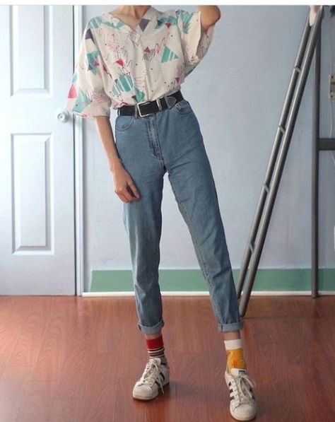 10 Different Ways To Style Mom Jeans Ways To Style Mom Jeans, Style Mom Jeans, Look 80s, Fashion 1980s, Cooler Style, Fashion 90s, Look Retro, Jeans Outfit Casual, 80s Outfit