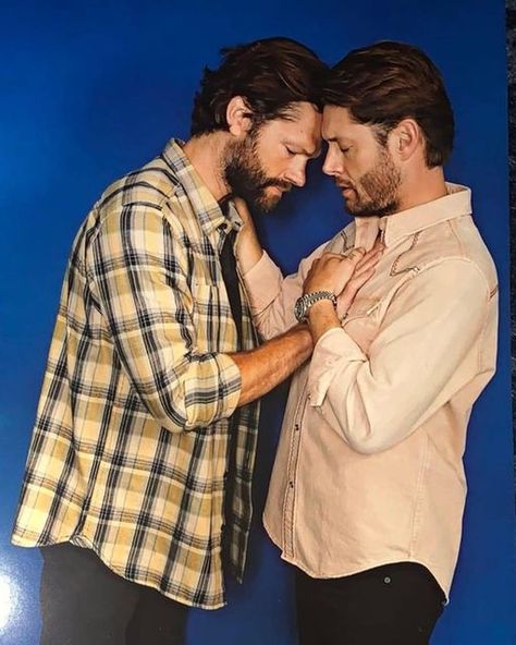 J2 Memories on Instagram: "Not a memory but I had to share these beautiful photo ops of the forehead touch 😍 #j2 #jaredandjensen #supernatural #spnfamily #spn" Couple Hugging Pose Reference, Forehead Touch, Kill It With Fire, Supernatural Convention, Group Poses, Hugging Couple, Jared And Jensen, Arm Muscles, The Pose