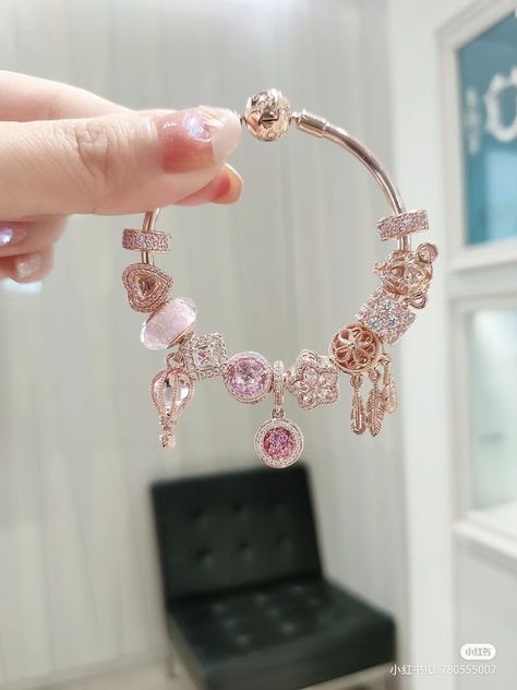 Rose Gold Pandora Bracelet, Pandora Bracelet Charms Ideas, Xoxo Jewelry, Girly Bracelets, Pandora Bracelet Designs, Dope Jewelry Accessories, Pandora Jewelry Charms, Pretty Jewelry Necklaces, Wrist Jewelry