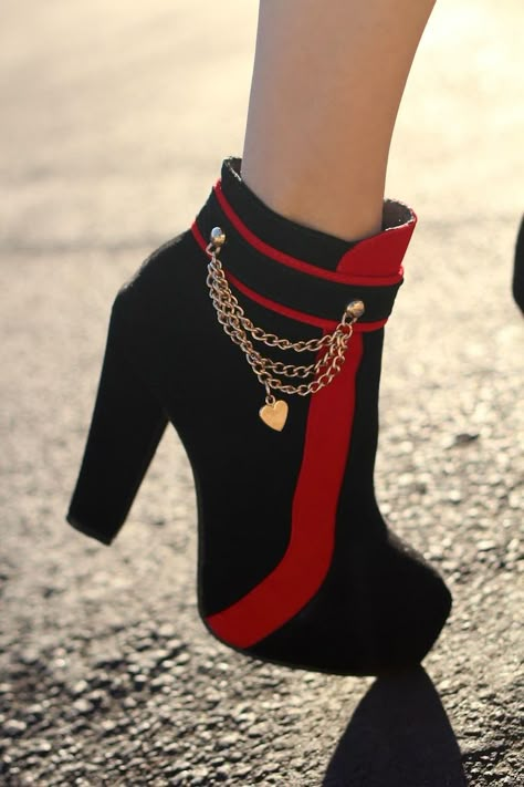 Sepatu Pump, Cute Shoes Heels, Pop Of Red, Kawaii Shoes, Fancy Shoes, Girly Shoes, Cute Boots, Trending Sunglasses, Aesthetic Shoes