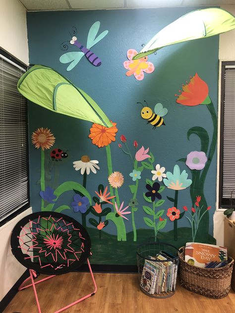 Garden Display Classroom, Preschool Wall Decoration Ideas Diy, Wood Classroom Theme, Garden Decor Classroom, Insect Decorations Classroom, Bugs Bulletin Board Ideas, Bug Classroom Theme Decor, Spring Classroom Theme, Bug Theme Classroom Decorations