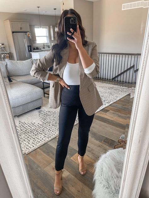 Branding Outfits, Oversized Blazer Outfit, Work Attire Women, Interview Outfits Women, Interview Attire, Fashionable Work Outfit, Office Casual Outfit, Professional Outfits Women, Business Outfits Women