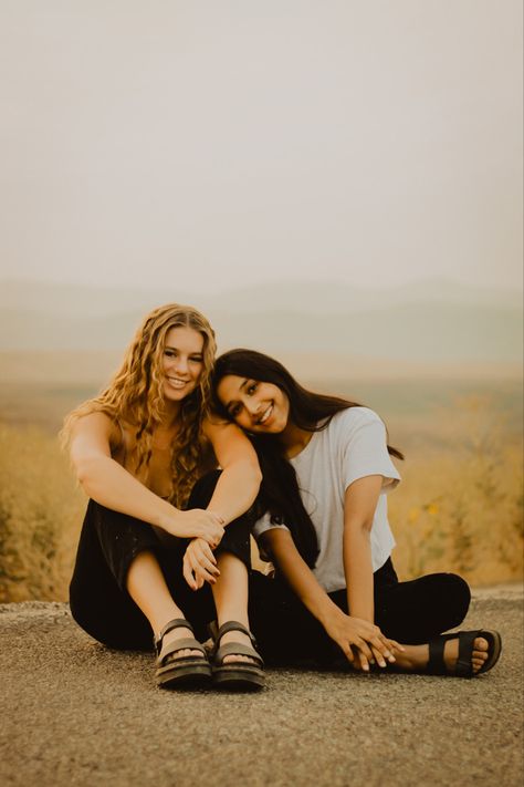 Funny Photoshoot, Bff Photos, Sisters Photoshoot Poses, Friendship Photography, Sister Photography, Senior Photography Poses, Sister Poses, Bff Poses, Ideas Photoshoot