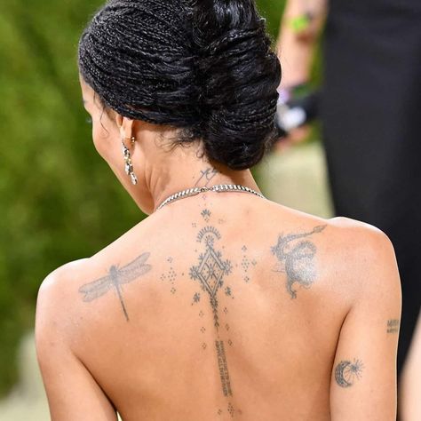 Zoë Isabella Kravitz source. on Instagram: “she hypnotizes me” Zoe Kravitz Back Tattoo, Behind Neck Tattoo, Dainty Neck Tattoo, Zoe Kravitz Tattoos, Inka Williams, Tattoo Project, Back Tattoo Women, Dainty Tattoos, Zoe Kravitz