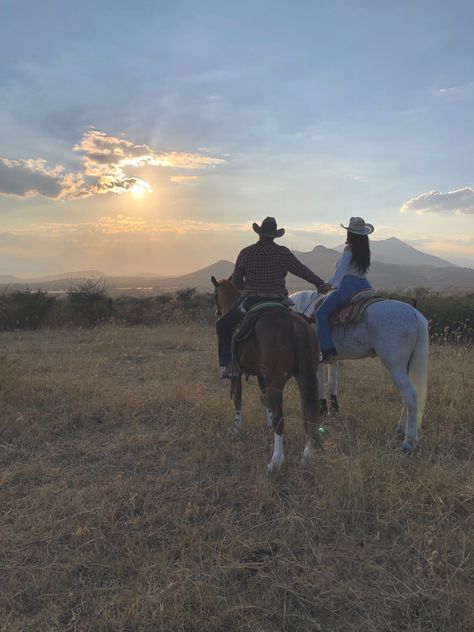 Horse Couple, Country Couple Pictures, Foto Cowgirl, Cute Country Couples, Elsie Silver, Cowboy Romance, Cowboy Aesthetic, Country Couples, Small Town Romance