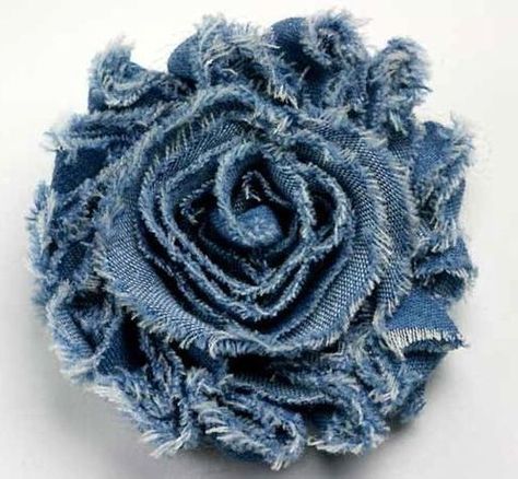 Återvinna Jeans, Frayed Fabric, Diy Sy, Diy Flores, Denim Crafts Diy, Blue Jeans Crafts, Denim Jewelry, Denim Flowers, Denim Ideas