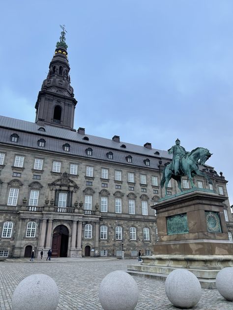 Christiansborg Palace em Copenhaga Christiansborg Palace, Aesthetic Food, Us Travel, Copenhagen, Palace, Travel