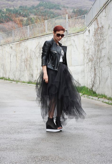 Moda Over 50, Bridesmaid Skirt, Fashion Over 50 Fifty Not Frumpy, Tutu Skirt Women, Sneaker Ball, Womens Tulle Skirt, Rok Outfit, Tule Rok, Black Rocks