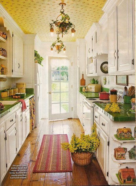 Eye For Design: Decorating Vintage Cottage Style Interiors Cottage Style Interiors, Cottage Kitchen Design, Cottage Kitchens, Galley Kitchen, Vintage Cottage, Farmhouse Sink, Cottage Kitchen, Counter Tops, Beautiful Kitchens