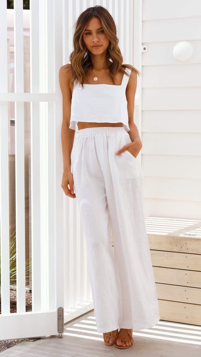 Lose White Pants Outfit, White Boho Pants Outfits, White Linen Pants Outfit Beach, All White Outfit Women Casual, White Summer Pants Outfit, Summer Outfits White Pants, White Summer Outfits For Women, All White Outfit Party Summer, White Flowy Pants Outfit