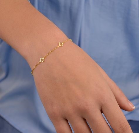 Four Leaf Clover Bracelet, Delicate Gold Bracelet, Gold Bracelet Simple, Minimal Bracelet, Pretty Jewelry Necklaces, Clover Bracelet, Bracelet Minimalist, Jewelry Bracelets Gold, Gold Rings Fashion