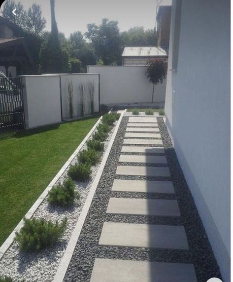 Cheap Landscaping Ideas, Side Yard Landscaping, Outdoor Walkway, Side Yards, White Fence, Modern Backyard Landscaping, Outdoor Gardens Design, Backyard Garden Design, Garden Pathway