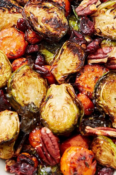 Holiday Roasted Vegetables, Roasted Vegetable Medley, Healthy Air Fryer Recipes, Healthy Air Fryer, Holiday Roasts, Perfect Mashed Potatoes, Thanksgiving Food Sides, Christmas Side Dishes, Traditional Thanksgiving Menu