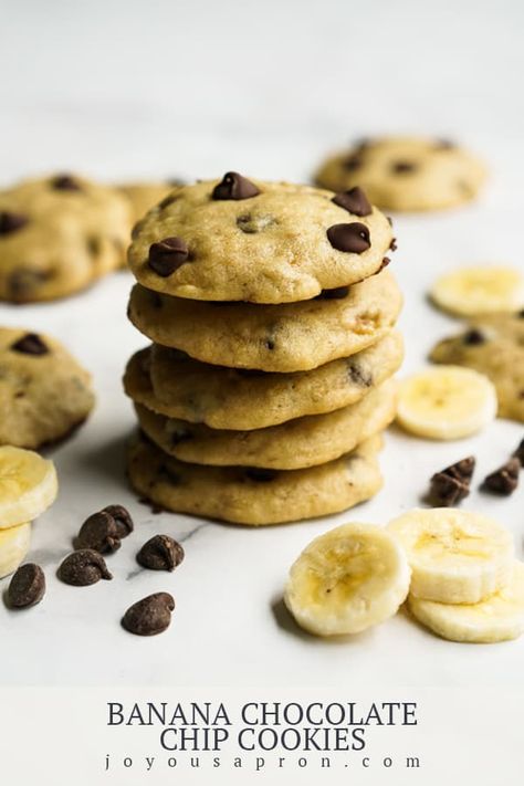 Banana Chocolate Chip Cookies - cookie dessert and sweet treat! Soft banana flavored cookies filled with lots of gooey chocolate chips...a fun twist to traditional chocolate chip cookies! Banana Sweets, Banana Nutella Crepes, Joyous Apron, Snack Cookies, Banana Chocolate Chip Cookies, Dessert Treats, Bread Chocolate, Recipe Baking, Recipe Cake