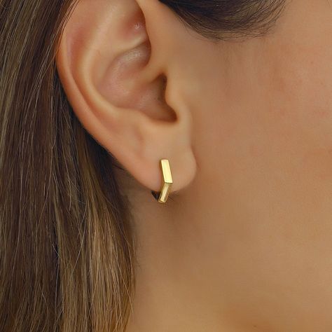 Another fantastic minimalist shape for your everiday huggies!😍 Modern girl - modern shape!👈 They will serve you lifetime! Thank me later 😁 Stylish Gold Earrings Design, Cute Gold Earrings Minimalist, Classic Gold Earrings, Gold Earing Design New, Gold Tops Earrings, Gold Earrings Designs For Daily Use, Bugatti Wallpapers, Minimalist Gold Earrings, Earrings For Mom