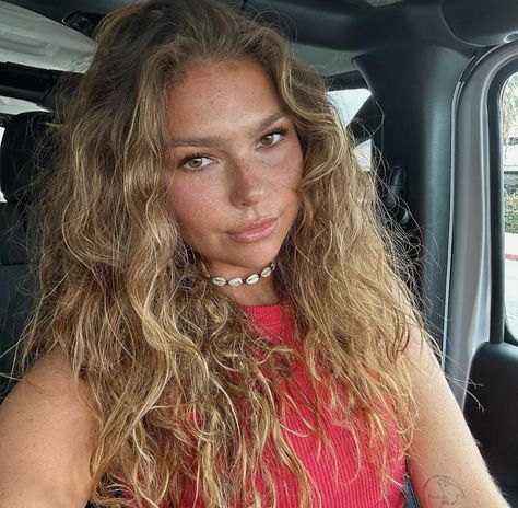 Hyperpigmentation Makeup, Lexi Hidalgo, How To Tan, Brunette Aesthetic, Instagram Face, No Makeup Makeup, Curly Hair Drawing, Long Hair Pictures, Tan Face