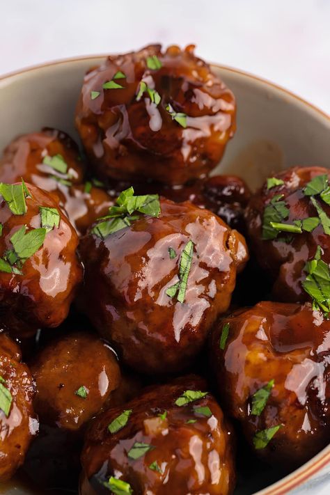 These sweet and sour meatballs are perfect for any party! With just a few simple steps, you'll have an appetizer everyone will love. Easy Meatball Sauce, Meatballs Easy Recipe, Sweet N Sour Meatballs, Meatballs Sauce Recipe, Sweet Meatballs, Sweet And Sour Beef, Sweet And Sour Recipes, Meatball Appetizer Recipe, Meatball Sauce