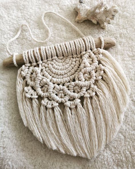 Small Macrame Wall Hanging, Pola Macrame, Makramee Diy, Macrame Knots Pattern, Small Macrame, Macrame Wall Hanging Diy, Macrame Wall Hanging Patterns, Mini Macrame, Macrame Curtain