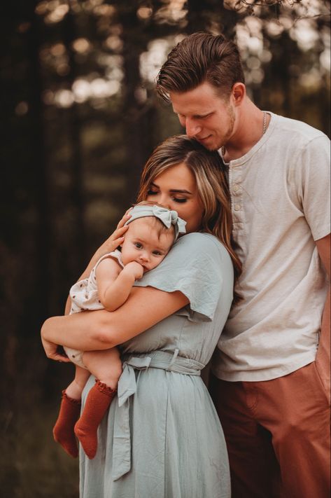 Family Pics With Infant, Outdoor Family Fall Photos, Family Pics With One Year Old, Family Photo Poses With Infant, New Family Photos, 3 People Family Photos, Family Pictures With A Newborn, Family Of 3 Photoshoot Newborn, Fall Family Photo Shoot With Baby