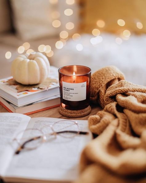 Winter Candle Aesthetic, Fall Candles Aesthetic, Fall Product Photography, Candle Pics, Autumn Flatlay, Aesthetic Amazon Finds, Amazon Fall Decor, Candle Photography Ideas, Candle Photoshoot