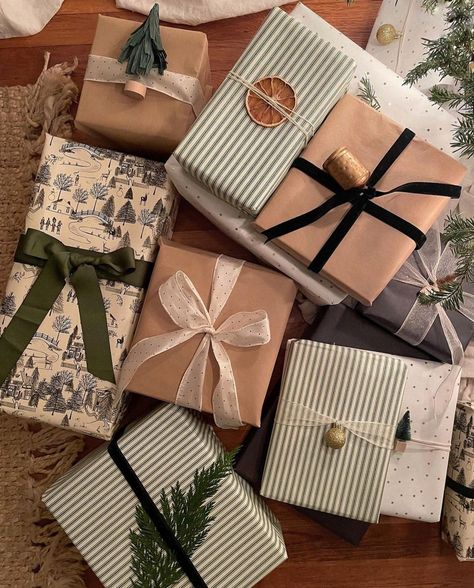 Pretty Wrapping Paper, Pretty Wrapping Ideas, Thrifted Christmas Gifts, Aesthetic Wrapping, Christmas Present Wrap, Wrapped Presents, Vintage Christmas Wrapping Paper, Creative Christmas Gifts, Gift Wrapping Inspiration