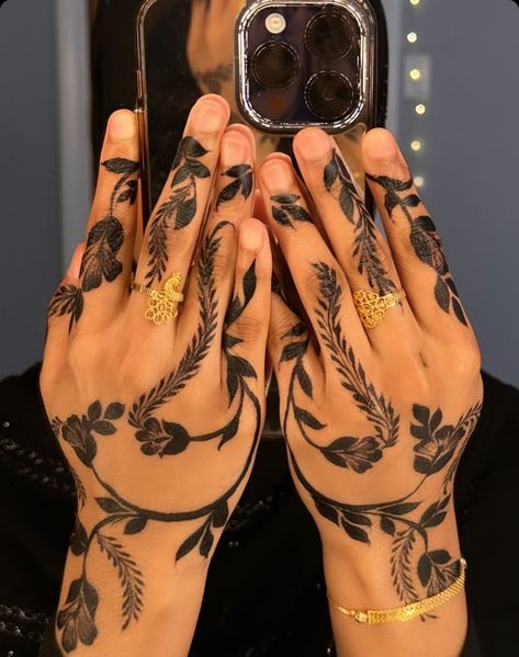 @hennabyreyanaa on IG Sudanese Bridal Henna, Khaleeji Henna Designs Dubai, African Henna Tattoo, Henna Dark Skin, Black Henna Designs Arabic, Henna 2024, Henna Designs Black, Henna Black, West African Henna