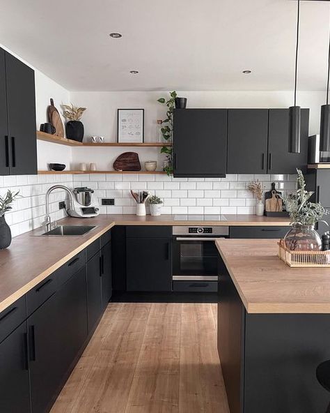 White Backsplash Kitchen Black Cabinets, Black And Brown Kitchen Ideas, White Black And Wood Kitchen, Black And Natural Wood Kitchen, Black And Wood Kitchen, Kitchen With Black Cabinets, Hiasan Dalaman Dapur, Dapur Moden, Model Dapur