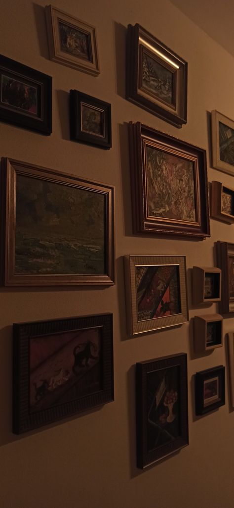 Aesthetic Places Vintage Dark, Aesthetic Photo Frames On Wall, Asthetic Picture Frame Wall, Old Asthetic Picture Wallpaper, Dark Academia Photo Wall, Dark Academia Picture Wall, Picture Frame Wall Aesthetic, Wall Asthetic Picture, Cafe Aesthetic Color