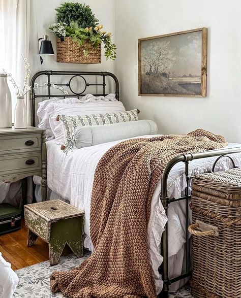 Moving to New Location? Here's Everything you Need to Know | L'Essenziale Guest Bedroom Inspiration Farmhouse, Farmhouse Bedroom Apartment, Bedspreads Comforters Farmhouse, Black Metal Bed Frame Bedroom Ideas Farmhouse, Farmhouse Inspired Bedroom, Boho Modern Farmhouse Bedroom, Fall Farmhouse Bedroom, Light And Airy Decor, Master Bedrooms Farmhouse