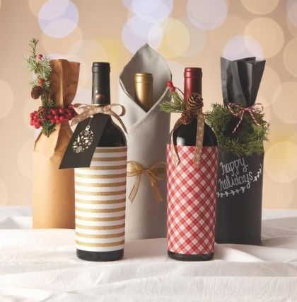 Christmas gift ideas for men wrapped wine bottles How To Pack A Bottle Gift, Bottle Packing Ideas Gift, How To Decorate A Wine Bottle For A Gift, Wine Bottle Packing Ideas, Twine Wine Bottles, Wine Bottles Gift Wrap, Wine Gift Wrapping, Bottle Gift Wrapping, Wine Wrap