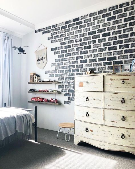 How do you make a fake brick wall for cheap? check out this diy faux brick wall hack to make a faux brick wall in an hour. Super Easy Brick Wall Faux Technique! Brick Wall Painting Ideas, Paint Brick Wall, Easy Wall Painting Ideas, Easy Wall Painting, Fake Brick Wall, Diy Faux Brick Wall, Diy Brick Wall, Fake Brick, Brick Ideas