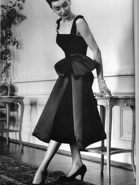 Christian Dior New Look, 40s Mode, Dior New Look, Fashion 1940s, Dior Collection, Dior Dress, Look Retro, Dior Vintage, 1950s Style