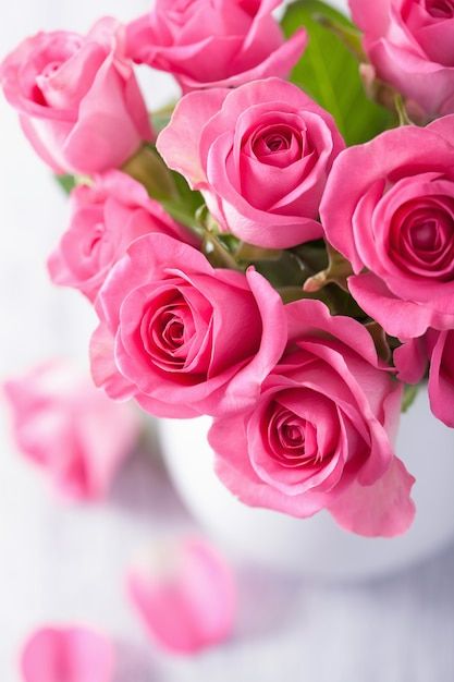 Beautiful pink roses bouquet in vase | Premium Photo #Freepik #photo #flower-gift #rose-bouquet #bunch-flowers #flower-bouquet Roses Bouquet In Vase, Bouquet In Vase, Pink Roses Bouquet, Background Frames, Flowers Images, Pink Rose Bouquet, Beautiful Pink Roses, Beautiful Pink Flowers, Beautiful Red Roses