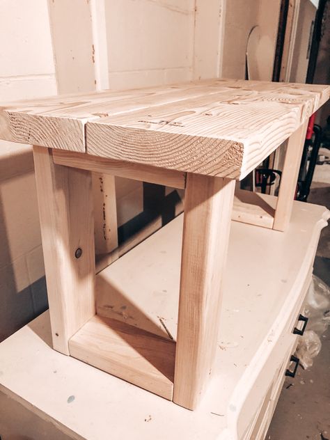 Bench Diy Dining, Simple Wood Bench Diy, Easy Wooden Bench, Diy Small Entry Bench, Cheap Bench Diy, Diy Front Porch Bench Ideas, Homemade Bench Indoor, Build A Bench Seat, Simple Diy Bench