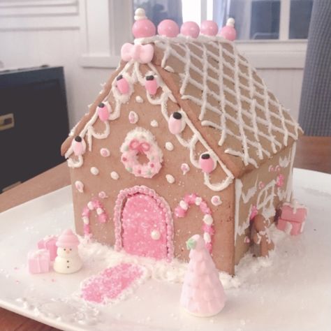 Cute Gingerbread Houses Ideas, Girly Gingerbread House Ideas, Gingerbeard House Decorations, Pink Gingerbread House Aesthetic, Pink And Red Gingerbread House, Pretty Gingerbread House Ideas, Barbie Themed Gingerbread House, Simple Cute Gingerbread House, Cute Pink Gingerbread House