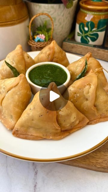 Aloo Samosa Recipe Video, Veg Samosa Recipe, Aloo Samosa Recipe, Indian Snacks Recipes Easy, Samosa Video, Samosa Recipe Indian, Indian Samosa Recipe, Samosa Recipe Videos, Samosa Filling Recipe